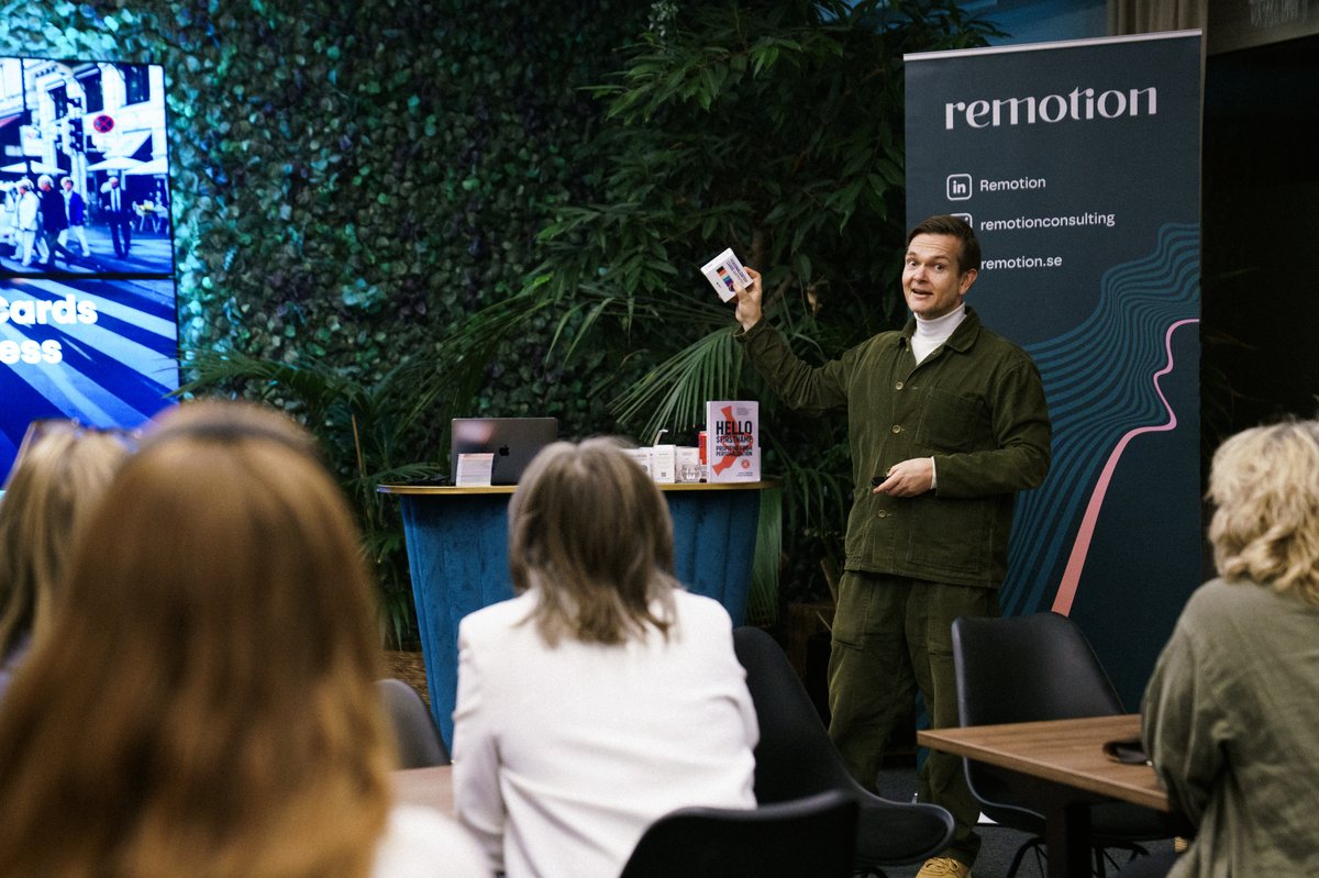 Rasmus Houlind presenting a Personalisation Card at a talk